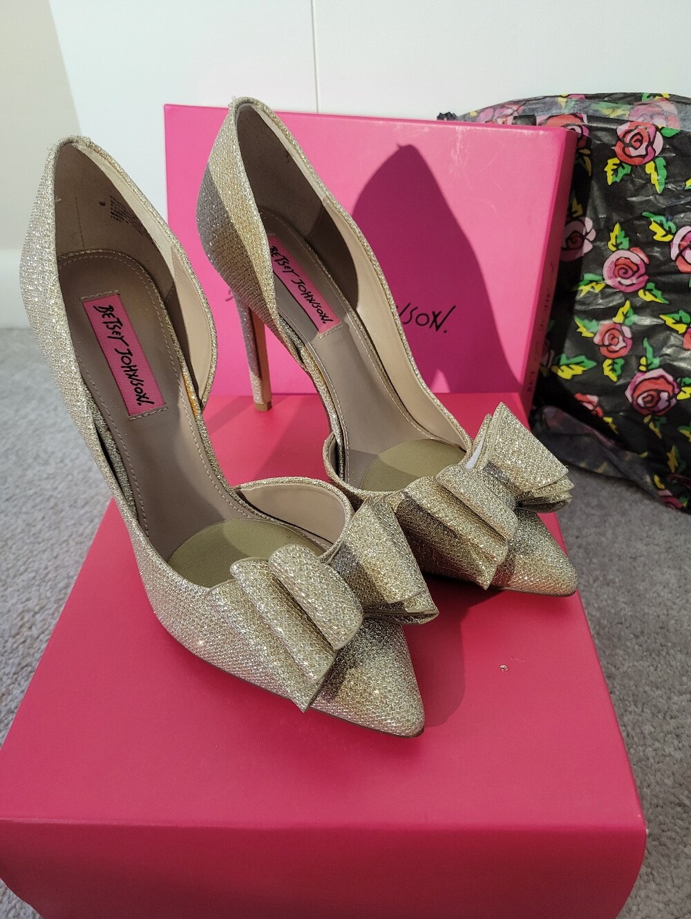 Betsey Johnson Size 7.5 Gold Glitter Bow Pointed Pumps with Stiletto Heel